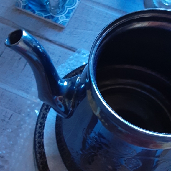 WILCOX SILVERPLATE Co., Flat Bottom  Floral Etched,  Hinged Lid Tea Pot - Picture 5 of 10